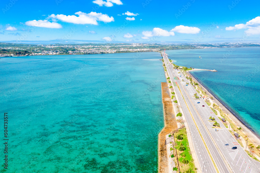 海中道路（沖縄県うるま市）※満潮時、奥は沖縄本島	