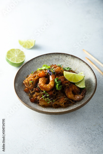 Wok noodles with shrimps and lime
