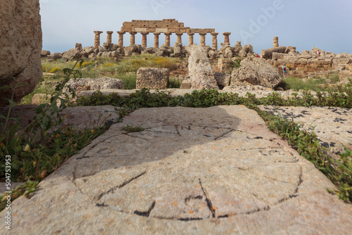 Castelvetrano. Trapani. Punti cardinali scolpiti su pietra sullo sfondo del Tempio C dedicato ad Apollo