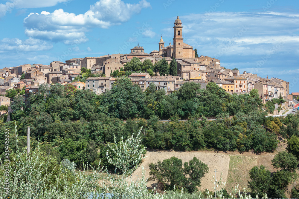 Obraz premium Montelupone. Macerata. Panorama del Borgo nel contesto rurale