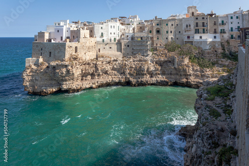 Fototapeta Naklejka Na Ścianę i Meble -  Polignano a Mare. Bari. Il borgo sullo sperone roccioso sul mare.
