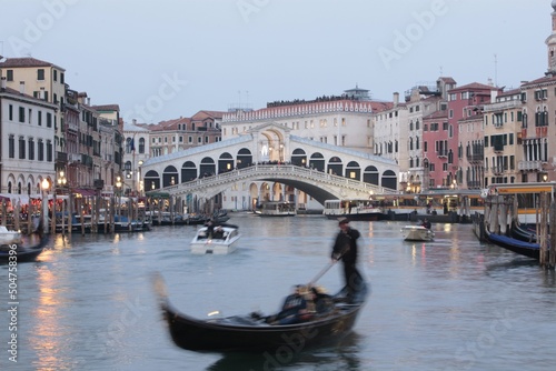 Venezia. Ponte di Rialto con gondoliere al © Guido