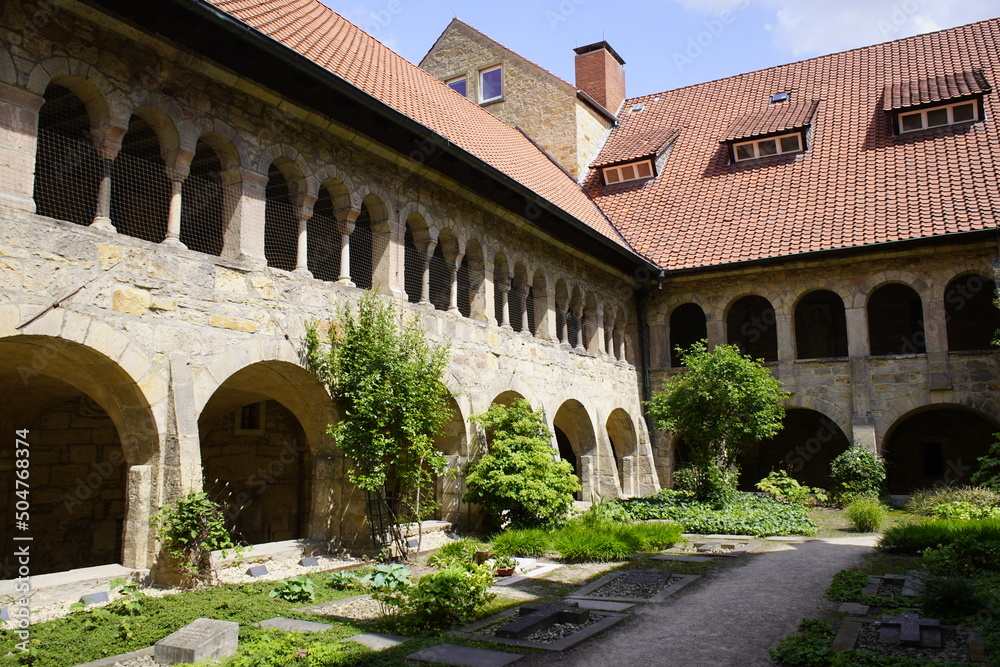 Obraz premium Courtyard of Hildesheim Cathedral, St. Mary's Cathedral. Germany