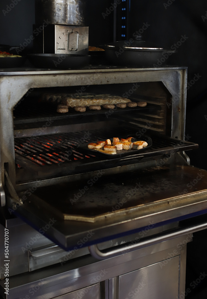 horno de brasas asando carne y pescado horno de brasas asando carne y pescado