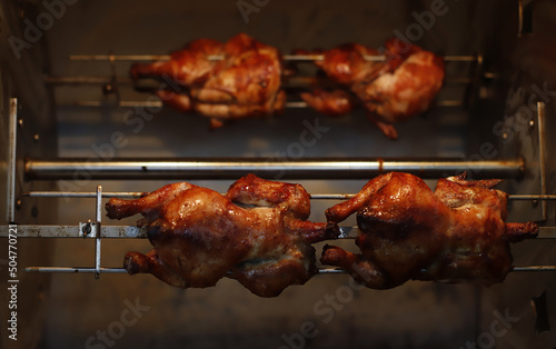 asador de pollos con pollos asándose