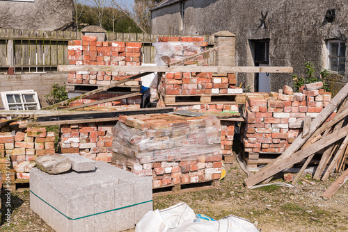 Εκτύπωση καμβά Pallets of reclaimed bricks sit at a building site.