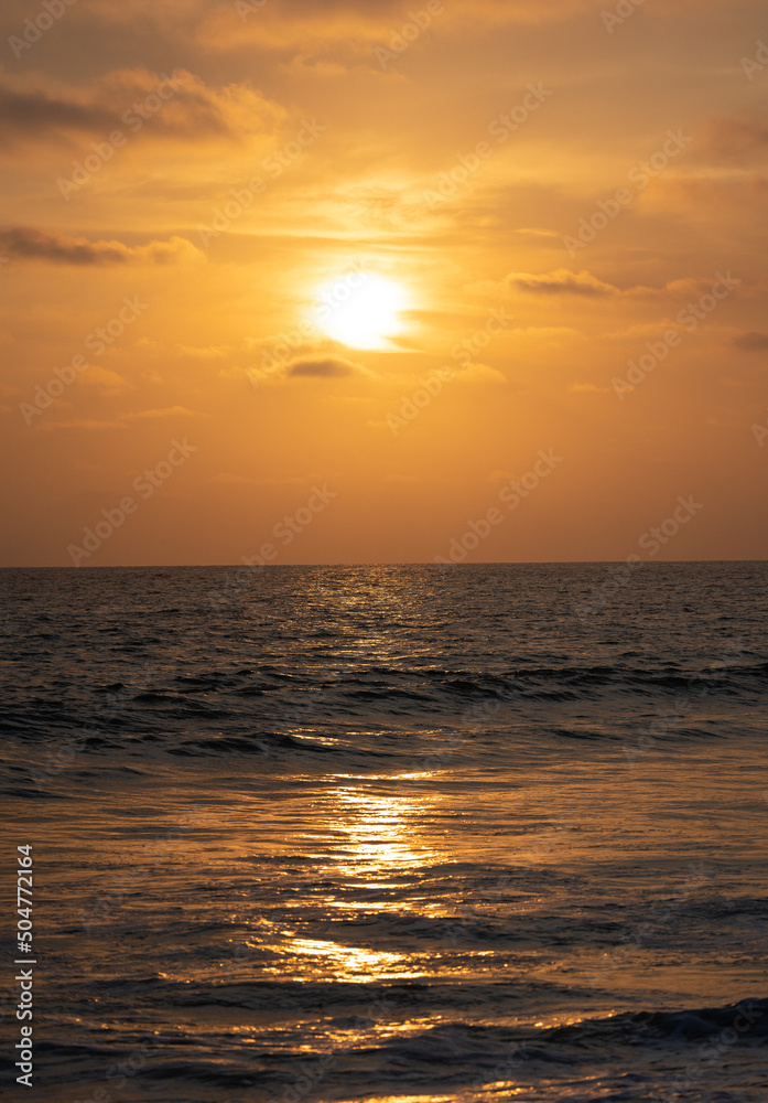 Obraz premium Sunset on a hazy day in California