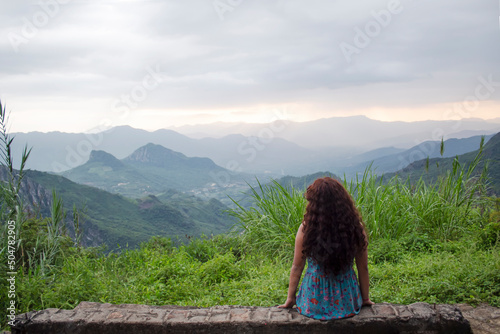 Mujer joven contemplando vista desde el mirador “Cerro Huayanay” en Canchaque, Huancabamba, Piura - Perú