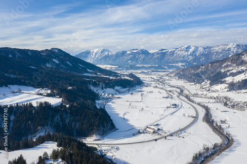 Billede på lærred Panoramic view of the winter mountains in Alps Austria