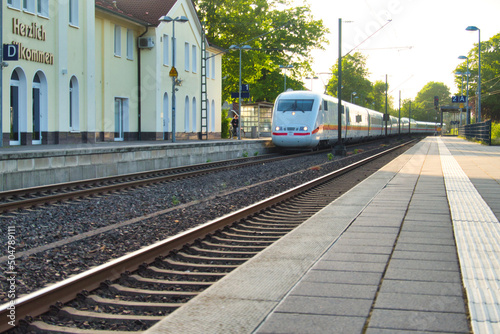 Tableau sur toile Meppen : Bahnhof mit einfahrendem ICE-Zug aus Emden nach Köln /