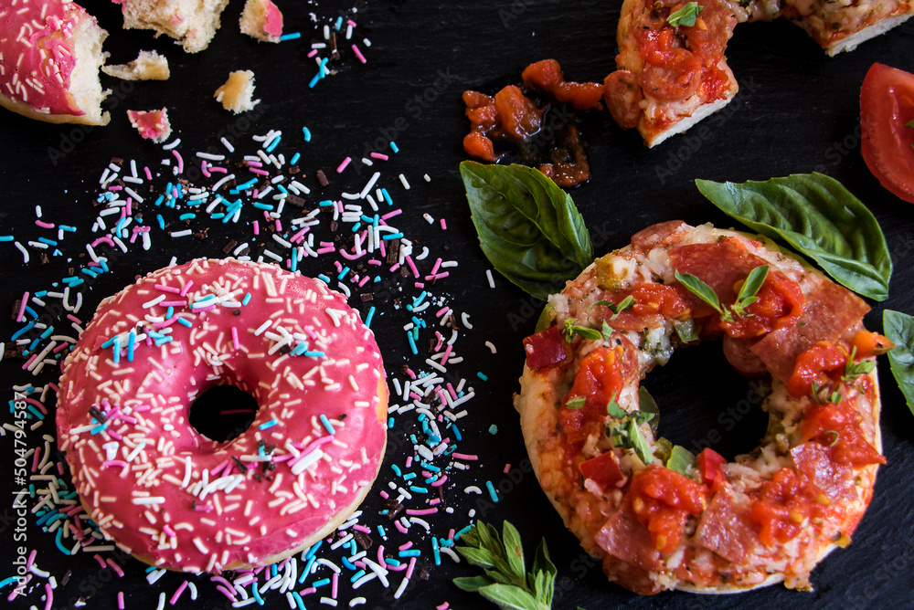 donuts, süss und herzhaft, mit zuckerguß und streuseln und mit tomaten ...