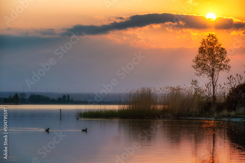 Romantischer Sonnenuntergang am Ufer eine Sees