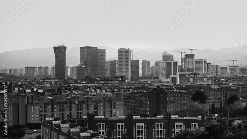 La ciudad vista desde lejos con un horizonte de edificios modernos