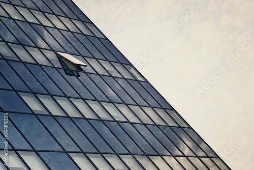Ventana de oficina abierta al cielo en edificio contemporáneo en la ciudad