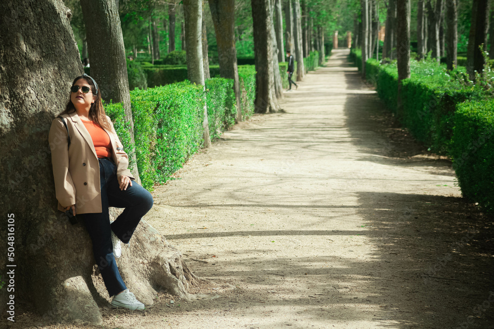 Fototapeta premium chica sonriente en un parque disfrutando de la naturaleza