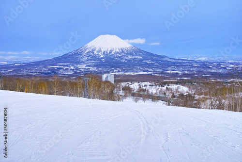 春スキーのニセコスキー場、ホテルエリアと羊蹄山