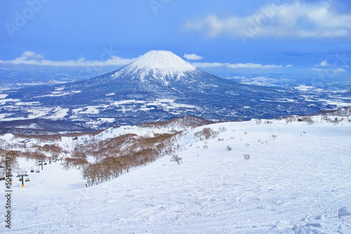 春スキーのニセコスキー場、ゲレンデ内から見える羊蹄山