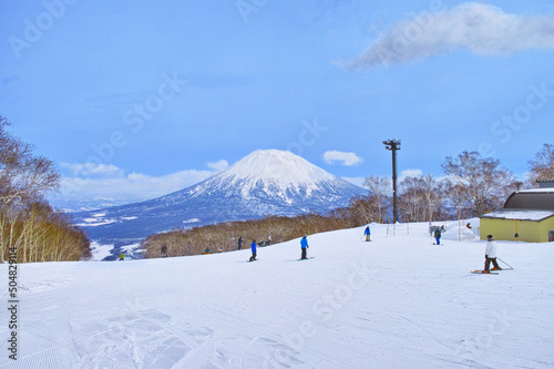 春スキーのニセコスキー場、リフトに乗る前のスキーヤーとスノーボーダー達