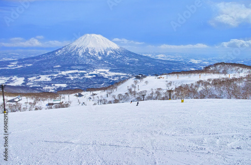 春スキーのニセコスキー場、ゲレンデ内から見える羊蹄山