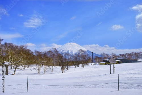 春スキーのニセコスキー場、ゲレンデ内から見える羊蹄山