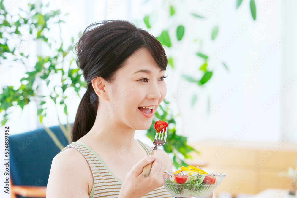 野菜サラダを食べる女性 野菜サラダを食べる女性