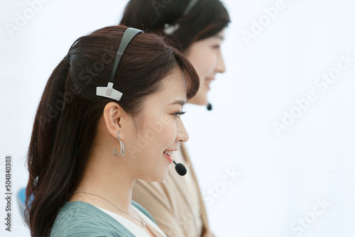 インカムを着けた2人の女性オペレーター photo