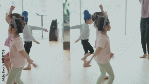 リトミック教室で踊る子供たち photo