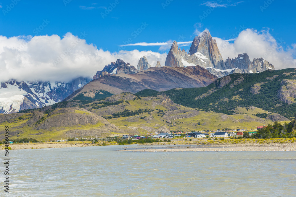 Φωτογραφία River near El Chalten and panorama with Fitz Roy mountain at Los Glaciares Natio
