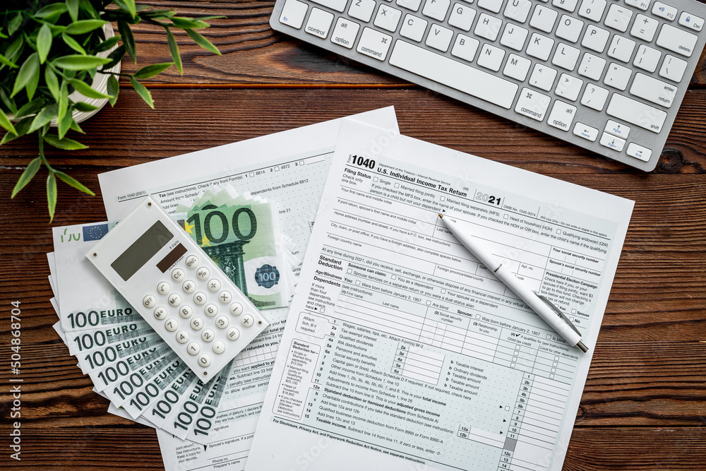 Obraz premium Tax form under US law with culculator on office table desktop