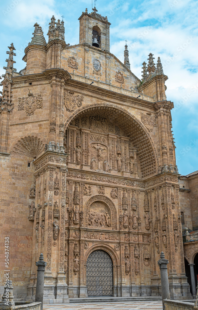 Fachada y pórtico de acceso a la iglesia del convento monasterio de san Esteban de estilo gótico tardío y plateresco siglo XVI en Salamanca, España