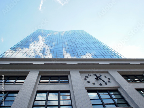 ビルに反射する雲