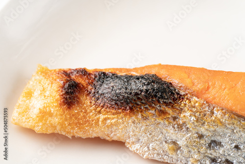 焼き鮭の皮の焦げた部分