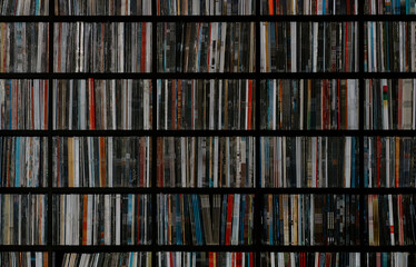 Fotobehang Muziekwinkel Vinylplaten in volle platenkast  © Артём Ковязин