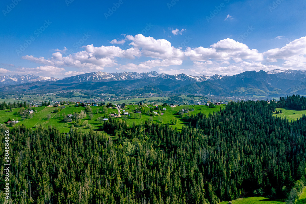 Polskie Podhale wiosną i góry wysokie Tatry, panorama z lotu ptaka.