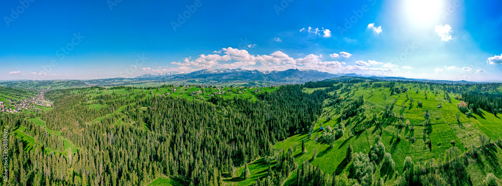 Polskie Podhale wiosną i góry wysokie Tatry, panorama z lotu ptaka.