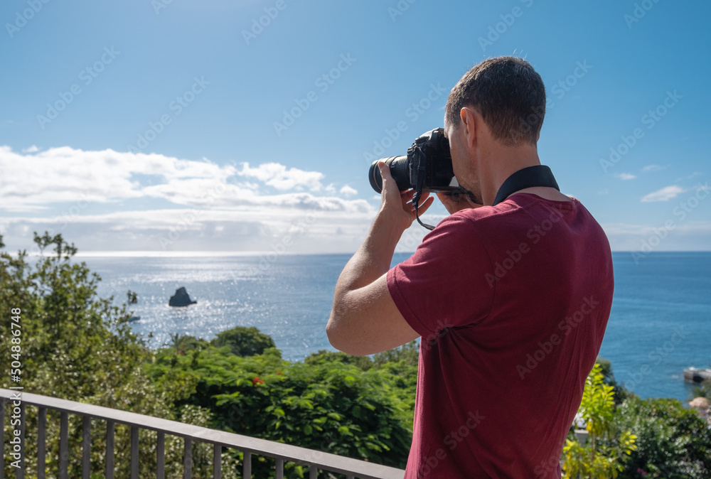 Obraz premium Phortographer taking picture at Madeira coastline, travel photography