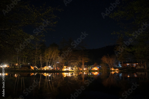 夜の駒出池キャンプ場のテントの明かり