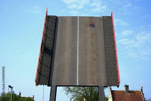 Klappbrücke am Kanal am Handelskom und Dampoort vor blauem Himmel im Sonnenschein an der Altstadt von Brügge in Westflandern in Belgien photo