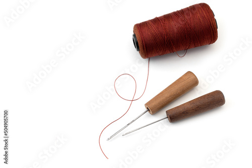 Cuadro en lienzo Awl and thread isolated on white