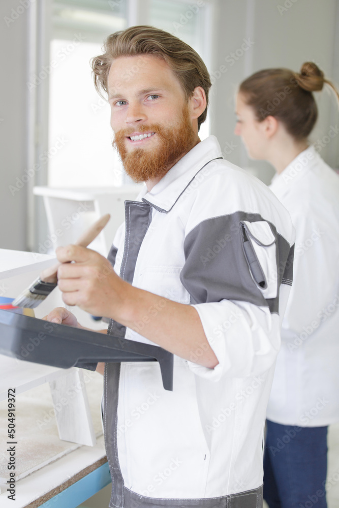 Obraz premium painter men mixing paint at work