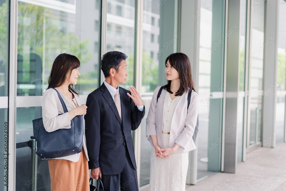 オフィス街を歩く営業のビジネスパーソン オフィス街を歩く営業のビジネスパーソン