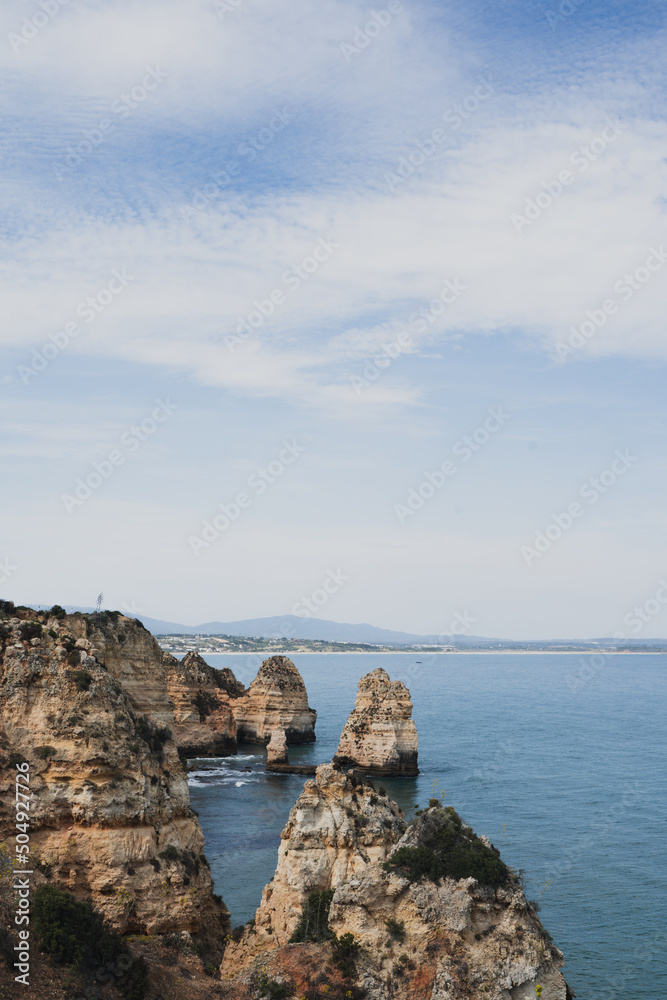 acantilados junto al mar en el Algarve, Portugal