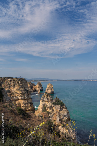 acantilados junto al mar en el Algarve, Portugal