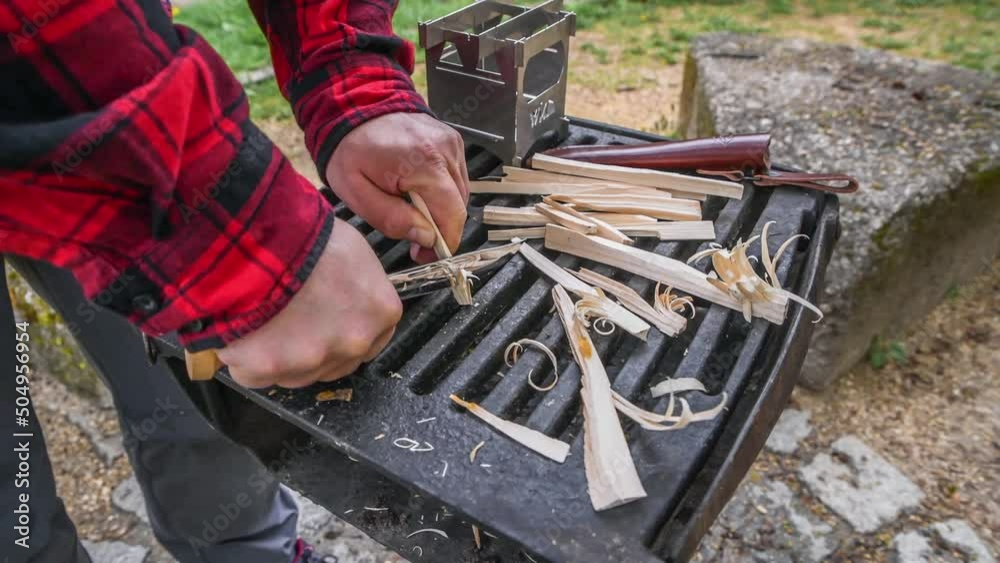 Zeitlupe Filmmaterial Stück Fichte Holz wird mit scharfen Jagd Messer Holzfedern geschnitzt um Feuer machen mit Feuerstahl und Hobo Kocher, Deutschland Zeitlupe Filmmaterial Stück Fichte Holz wird mit scharfen Jagd Messer Holzfedern geschnitzt um Feuer machen mit Feuerstahl und Hobo Kocher, Deutschland
