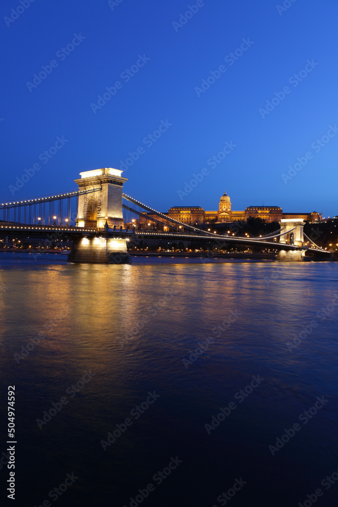 Fototapeta premium Chain Bridge with Royal Castle in the back, Budapest, Hungary