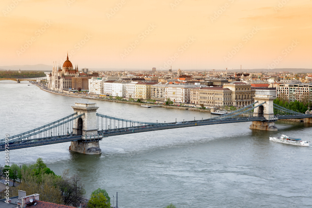 Fototapeta premium Chain bridge and cityscape, Budapest, Hungary