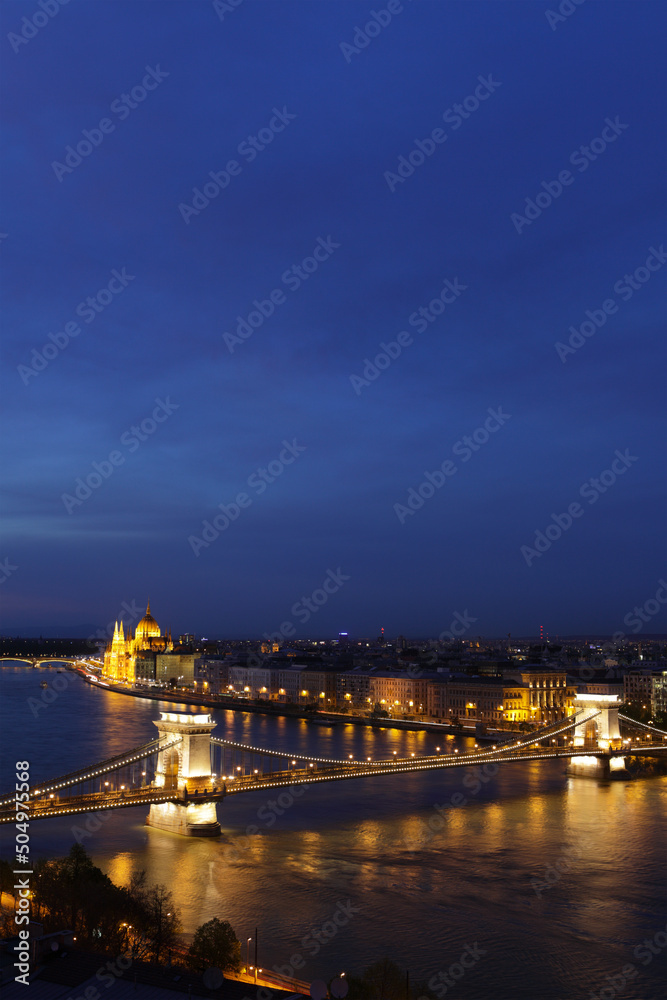 Fototapeta premium Chain bridge and cityscape, Budapest, Hungary