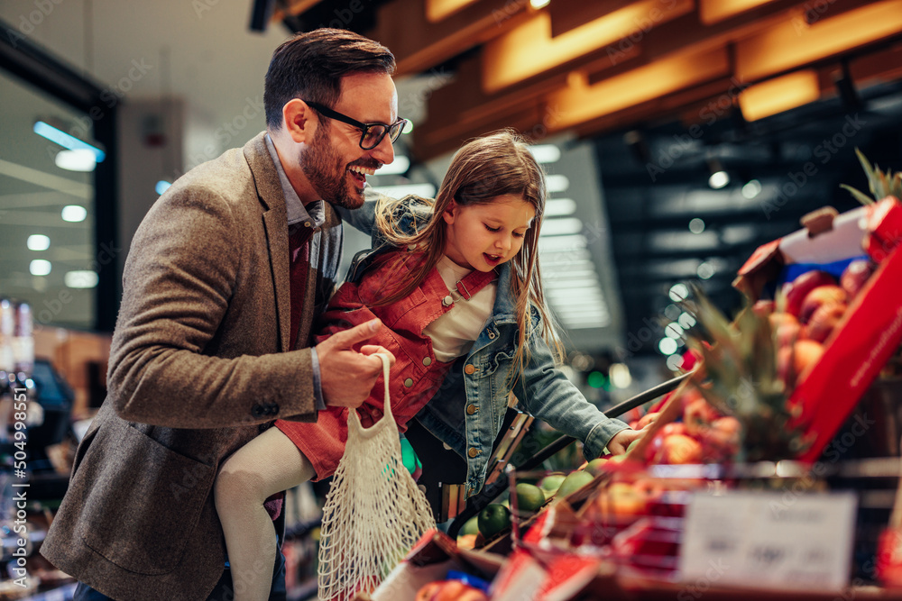 Obraz premium Grocery shopping with dad in supermarket