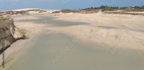 A praia de   guas Belas no Cear       t  o paradis  aca que ficou conhecida como    o  sis de piscinas naturais     com dunas branquinhas se misturam com piscinas de   guas cristalinas.