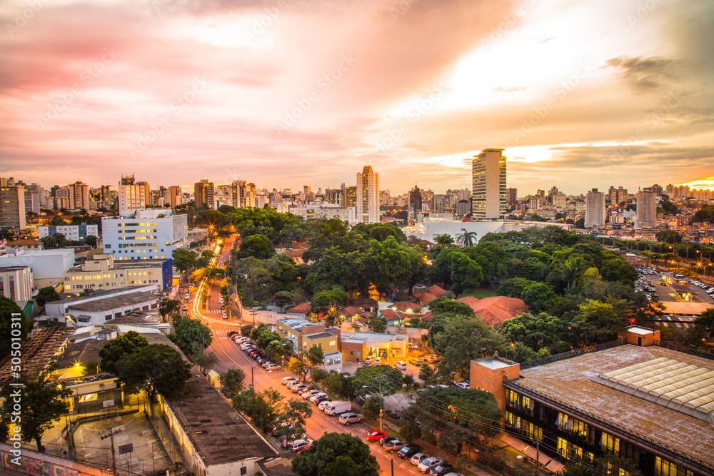 Obraz premium Sunset view of Belo Horizonte, Minas Gerais, Brazil.
